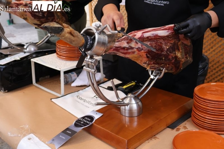 Solidaridad y tradici&oacute;n en la Feria del Barro: m&aacute;s de 1.800 euros recaudados en el corte de jam&oacute;n solidario | Imagen 1
