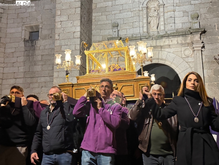 El Santo Entierro vuelve a emocionar a unas calles abarrotadas