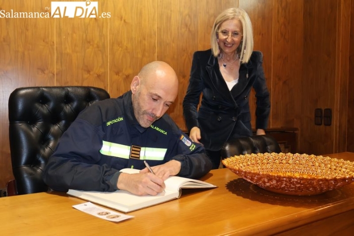 Los Bomberos de la Diputaci&oacute;n, '&aacute;ngeles de la guardia' de Alba de Tormes en un emotivo preg&oacute;n de Fiestas | Imagen 1