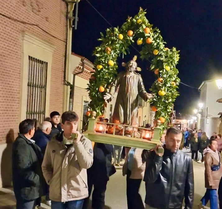 Foto 2 - Santiago de la Puebla se sumerge en el silencio del Santo Entierro