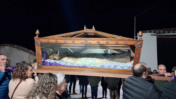 Santiago de la Puebla se sumerge en el silencio del Santo Entierro