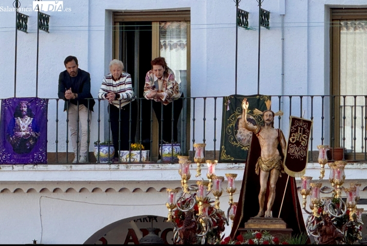 Foto 2 - Pe&ntilde;aranda se rinde a la emoci&oacute;n del Resucitado en un Domingo multitudinario
