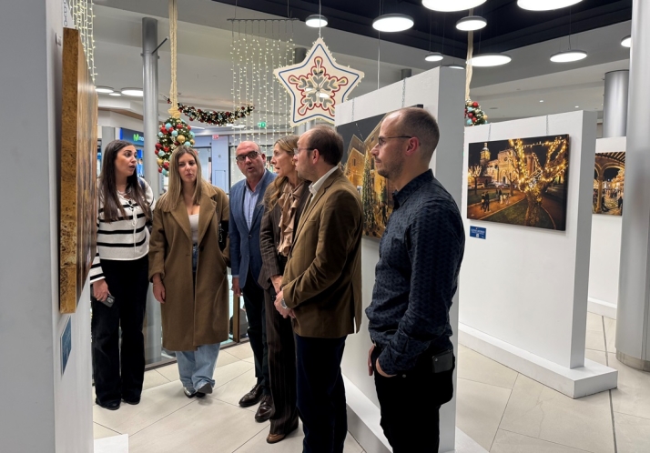 Inaugurada la exposici&oacute;n de im&aacute;genes navide&ntilde;as de Mir&oacute;briga en el Centro Comercial El Tormes | Imagen 1