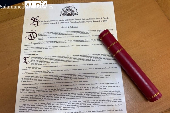 V&Iacute;DEO y FOTOS | Un tesoro en procesi&oacute;n: la urna de plata de Santa Teresa procesiona por primera vez en la historia de Alba | Imagen 1