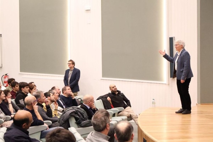 La Nobel de Física, Anne L'Huillier, disfruta de la ciencia en su visita a la Universidad de Salamanca | Imagen 1