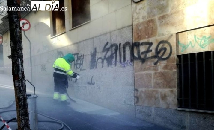 Estorninos y grafitis: la doble batalla diaria a la que se enfrente el servicio de limpieza de Salamanca | Imagen 1