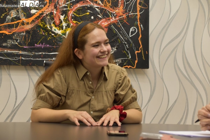 V&Iacute;DEO | La salmantina que combate el c&aacute;ncer en un laboratorio, mientras consolida su banda de rock en Francia | Imagen 1