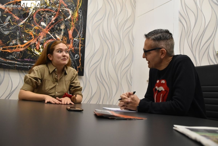 V&Iacute;DEO | La salmantina que combate el c&aacute;ncer en un laboratorio, mientras consolida su banda de rock en Francia | Imagen 2
