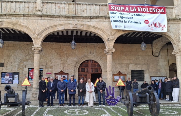 El Ayuntamiento mirobrigense guarda un minuto de silencio por las v&iacute;ctimas de la violencia de g&eacute;nero | Imagen 1