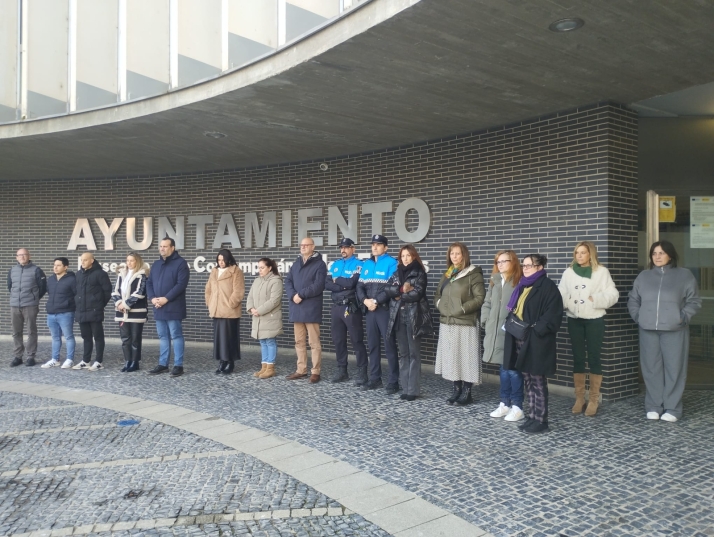 Minutos de silencio en Salamanca en memoria de los fallecidos en la cat&aacute;strofe ferroviaria de C&oacute;rdoba | Imagen 2
