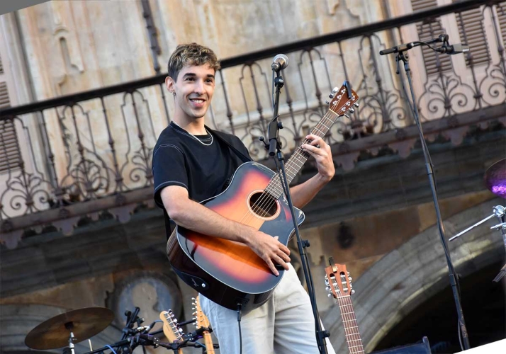 Nel Rodríguez, ganador del IV Concurso Municipal de Bandas de Salamanca (2023), en la Plaza Mayor
