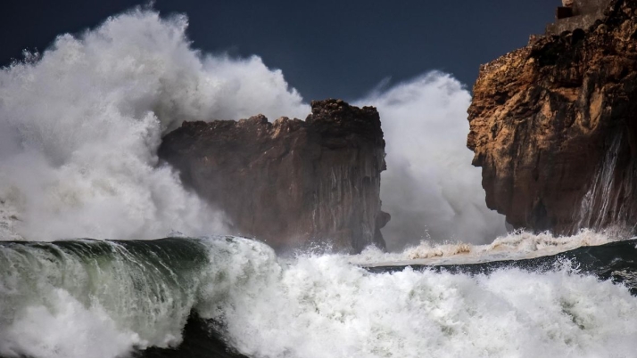 Océano Atlántico en Nazaré (Portugal) 