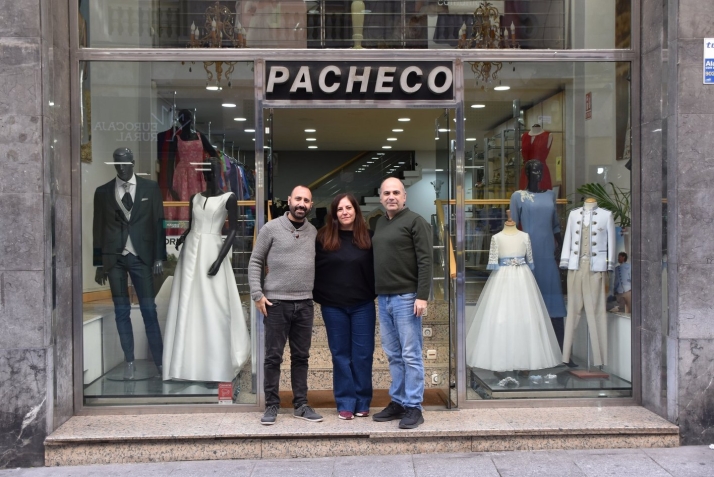 La familia Pacheco, tres décadas como referente de los trajes de ceremonia: "Hemos vestido de novia a clientas a las que vendimos su traje de comunión" | Imagen 1