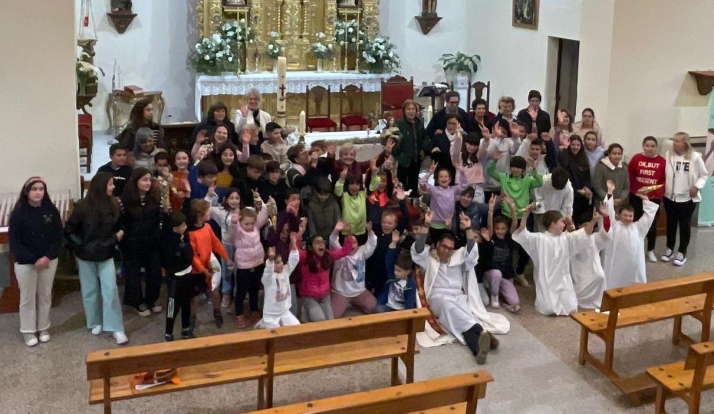 Finaliza con una ofrenda floral el curso de Catequesis de La Fuente, Mu&ntilde;oz y Boada | Imagen 1