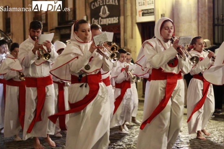 Patricia Vega, m&aacute;s de veinte a&ntilde;os junto a su trompeta en la Semana Santa de Salamanca | Imagen 1