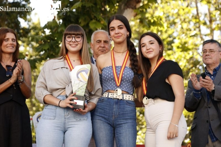 Las mirobrigenses campeonas de los Juegos Escolares de Voleibol recogen sus trofeos | Imagen 1