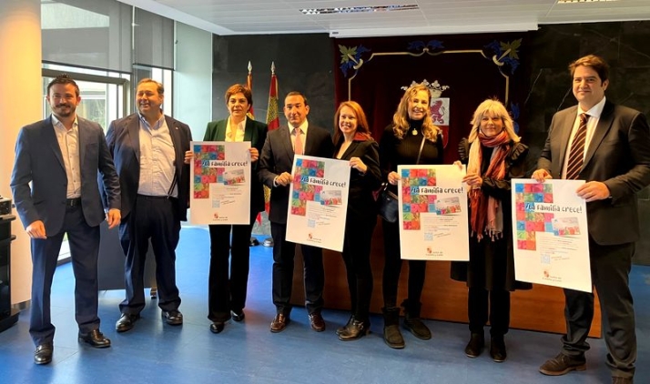 El delegado territorial de la Junta, Eloy Ruiz, con los principales representantes de las instituciones y establecimientos comerciales de la provincia para presentarles los detalles del nuevo ‘Bono Nacimiento’.