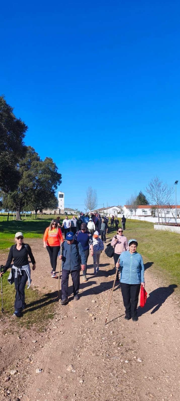 Foto 2 - Alrededor de cien andarines descubren los parajes de Campillo de Azaba