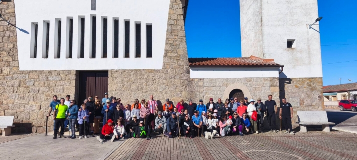 Ruta por la dehesa de Campillo de Azaba reúne a 100 personas