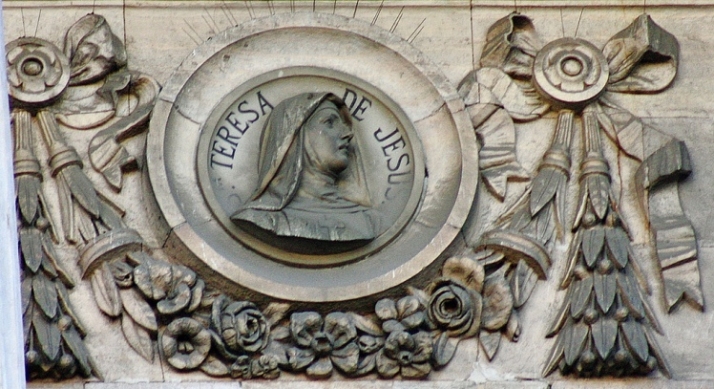 El medallón de santa Teresa entre los grandes literatos, en la Biblioteca Nacional de Madrid