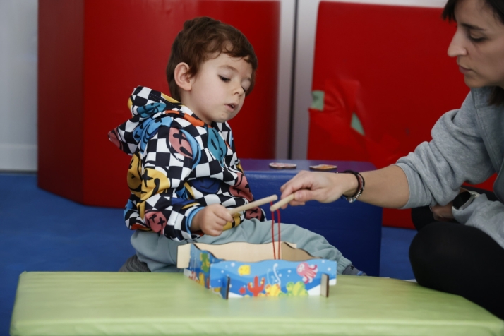 V&Iacute;DEO | As&iacute; son las sesiones de terapia que mejoran la calidad de vida de los ni&ntilde;os de AERSCYL | Imagen 1