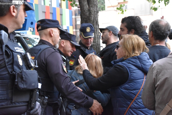 Tensión en la plaza del Oeste y un detenido por las protestas vecinales ante la tala de árboles | FOTOS: Vanesa Martins