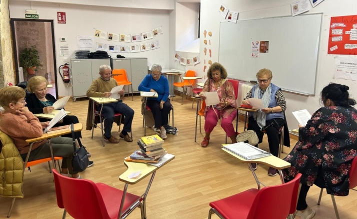 Los mayores de Cáritas se ponen las ‘gafas plateadas’ con motivo del Día del Libro | Imagen 1