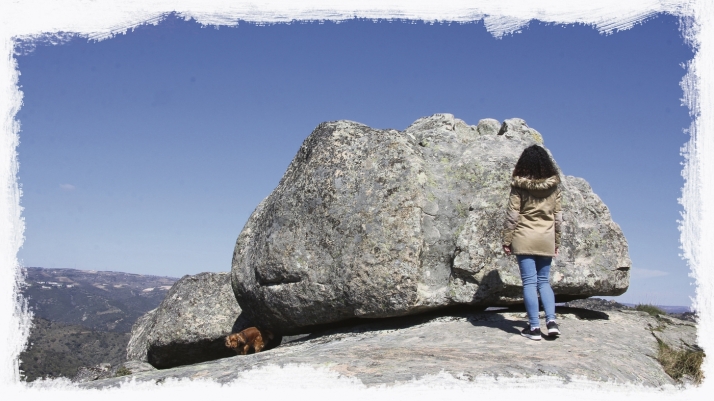 El rito del pend&oacute;n y la pe&ntilde;a m&aacute;gica del Teso de San Crist&oacute;bal en Villarino de los Aires | Imagen 1
