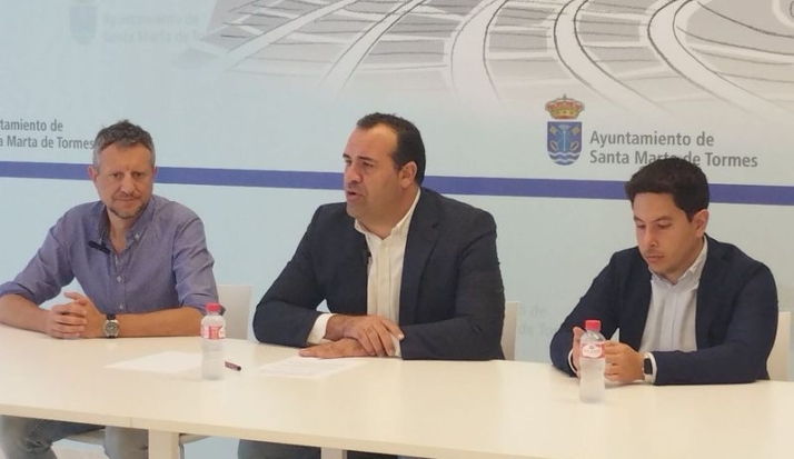 El alcalde de Santa Marta, David Mingo, junto al concejal de Deportes, Jorge Valiente, y el secretario general de la Federación de Deporte Adaptado de Castilla y León, David Fernández Atienzar