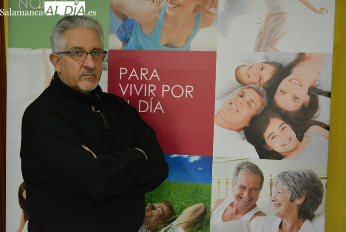 Toño Blázquez en la tienda del Paseo del Rollo  |  Fotos: V. Martins