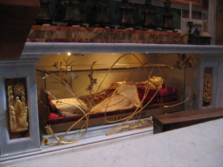 Papas peregrinos al sepulcro de Santa Teresa: Juan XXIII  | Imagen 1