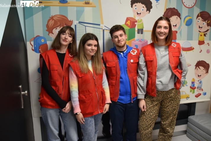 Sonrisas para los ni&ntilde;os ingresados en el Hospital de Salamanca: Una tarde con el voluntariado de Cruz Roja Juventud  (FOTOS) | Imagen 2