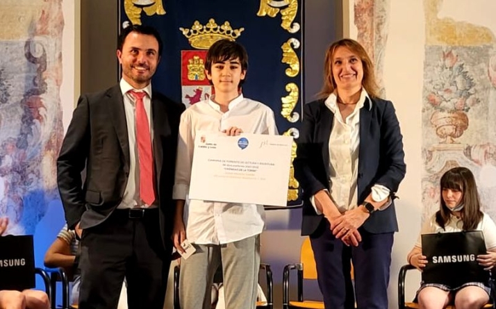 Entrega del premio del concurso 'Mi libro preferido' al alumno Ismael Sánchez, del Instituto de Educación Secundaria (IES) ‘Lucía de Medrano’ de Salamanca