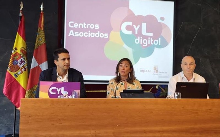 La consejera de Movilidad y Transformación Digital, María González Corral (centro), en reunión con alcaldes en Salamanca. Foto JCYL