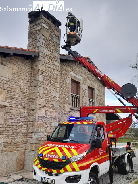 Foto 2 - Bomberos de Vitigudino y Ciudad Rodrigo sofocan el incendio de una chimenea en La Fuente de Esteban
