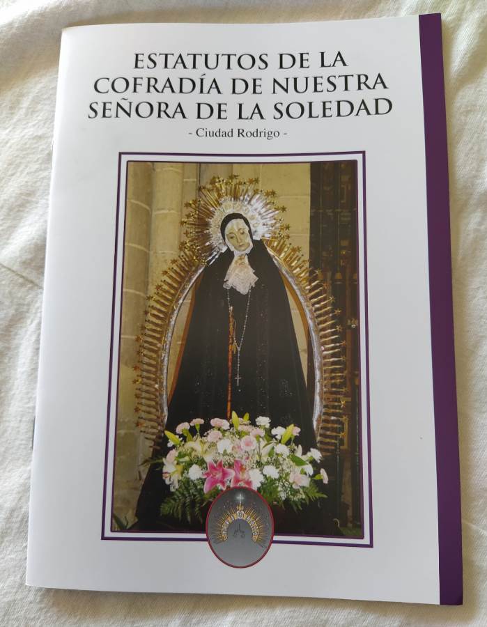 La Cofrad&iacute;a de La Soledad vuelve a tener a la venta medallas de la Virgen | Imagen 1