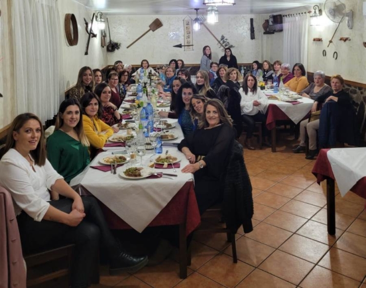 Cerca de 40 mujeres se re&uacute;nen para festejar las &Aacute;guedas en Villasrubias | Imagen 1