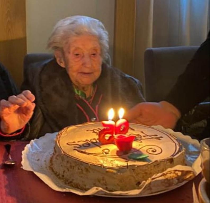 Margarita Riesco celebra su 95 cumplea&ntilde;os rodeada de toda su familia | Imagen 1