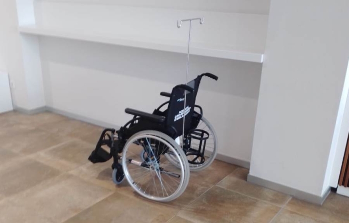 Reclaman la dotaci&oacute;n de sillas de ruedas con soporte para el Centro de Salud | Imagen 1