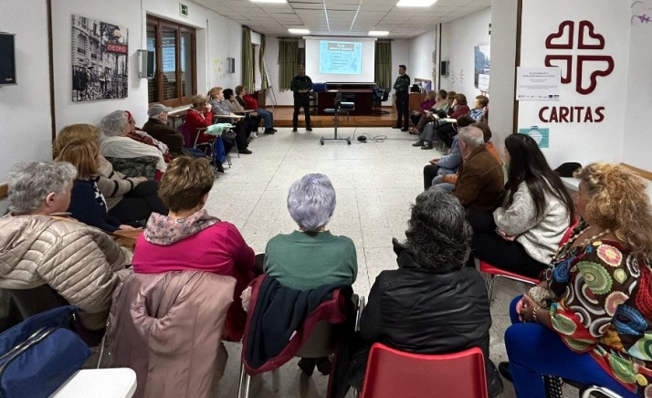 La Guardia Civil imparte una charla de prevenci&oacute;n a los mayores de C&aacute;ritas | Imagen 1