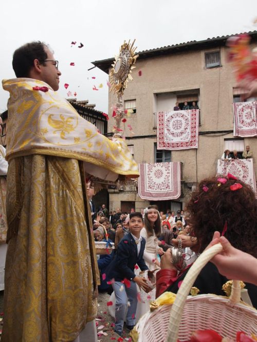 Las calles de La Alberca se engalanan para celebrar el Corpus Christi | Imagen 1