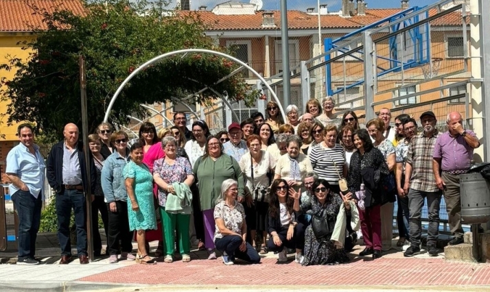 Medio centenar de miembros de la Escuela de Adultos se re&uacute;ne en torno a la mesa | Imagen 1