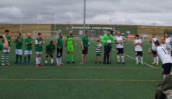 Aris Marcos recibe un homenaje parcialmente sorpresa en los Campos de To&ntilde;ete | Imagen 1