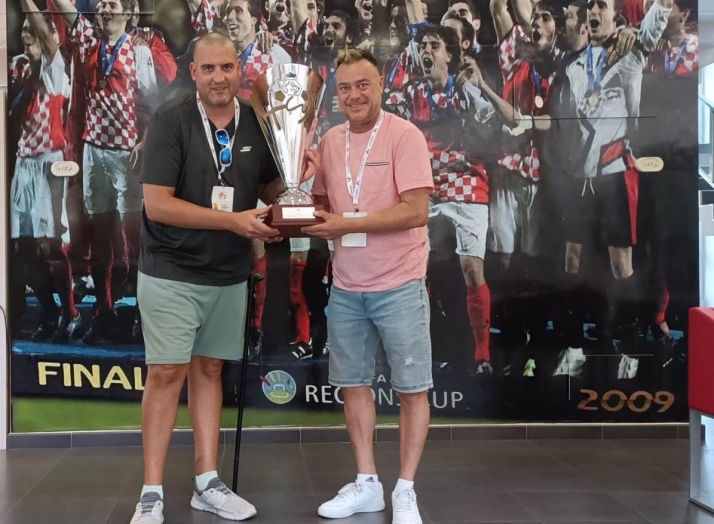 Aris Marcos recoge la copa de campe&oacute;n de Regional del Ciudad Rodrigo CF	 | Imagen 1