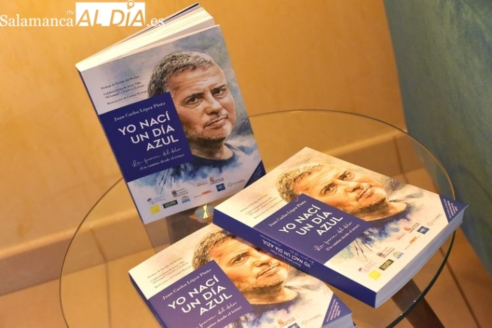 Ya est&aacute; en la calle 'Yo nac&iacute; un d&iacute;a azul', el &uacute;ltimo libro del periodista salmantino Juan Carlos L&oacute;pez Pinto  | Imagen 1