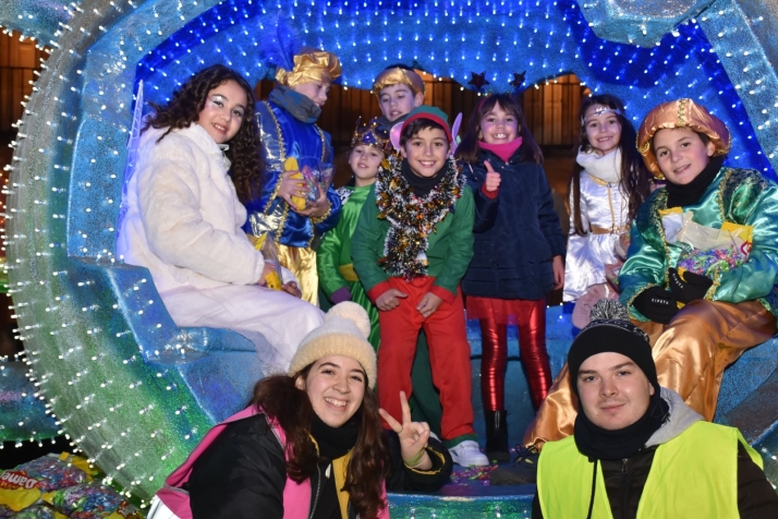 &ldquo;Lo m&aacute;s bonito es ver la ilusi&oacute;n de los ni&ntilde;os&rdquo;, afirma Alba, una salmantina voluntaria en la Cabalgata de Reyes  | Imagen 1