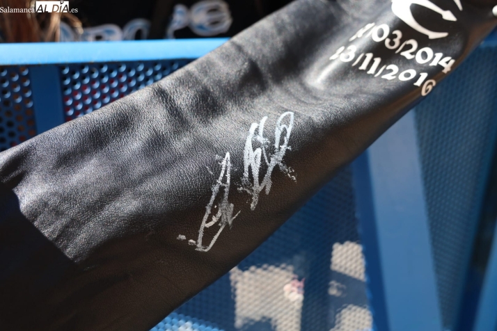 Laura, la salmantina que lleva desde las ocho de la ma&ntilde;ana en la Plaza Mayor para tener un sitio en primera fila para ver a Europe: &quot;Es un sue&ntilde;o cumplido&quot; | Imagen 1