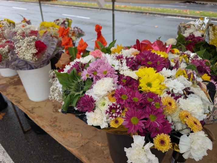 Floristas del cementerio: "Es una pena que la tradición vaya a menos. Los jóvenes prefieren Halloween" | Imagen 1