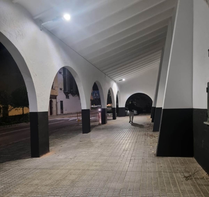 Los soportales de la entrada al Francisco Mateos estrenan iluminación | Imagen 1