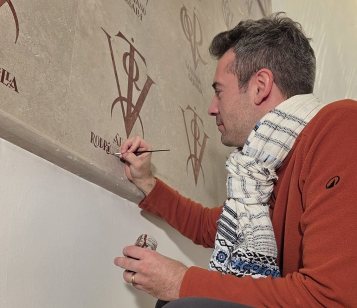 Así se pinta un vítor tradicional en la Universidad de Salamanca